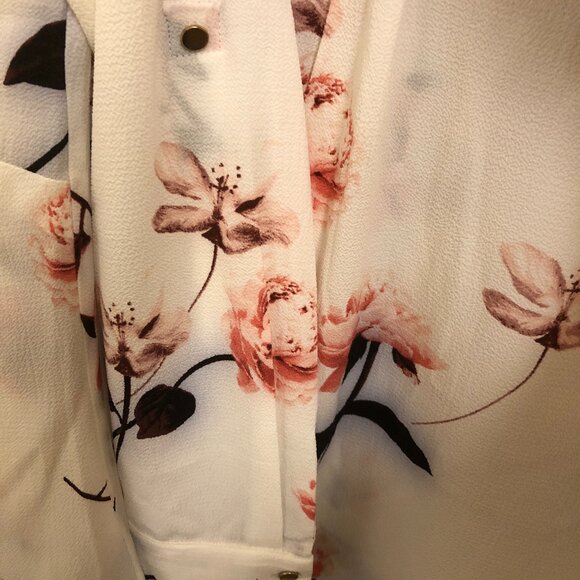 Le Chateau - white crepe blouse with floral pattern - Size Small - Picture 7 of 7